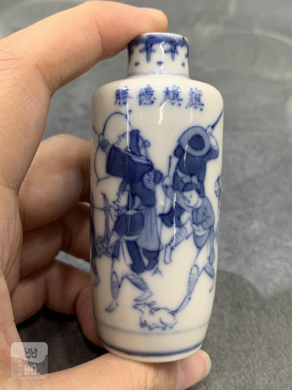 清晚期青花旗开得胜人物故事纹鼻烟壶 - 图2